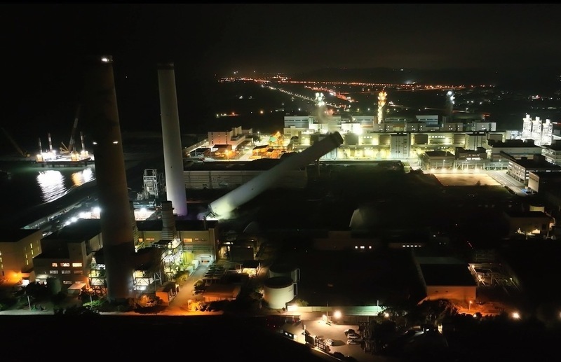 苗栗通霄電廠4號煙囪放倒拆除　民眾記錄歷史畫面