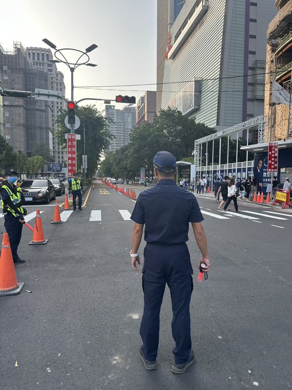 連假第2天台中百貨停車場客滿 警方2度啟動斷流