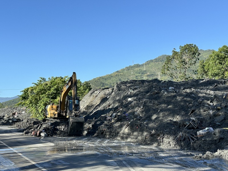 花蓮光復鄉街道滿是淤泥 大型器械深夜趕工清理
