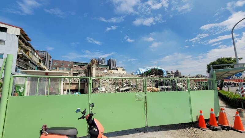 高雄工地堆2層樓高廢土　市府開罰勒令停工