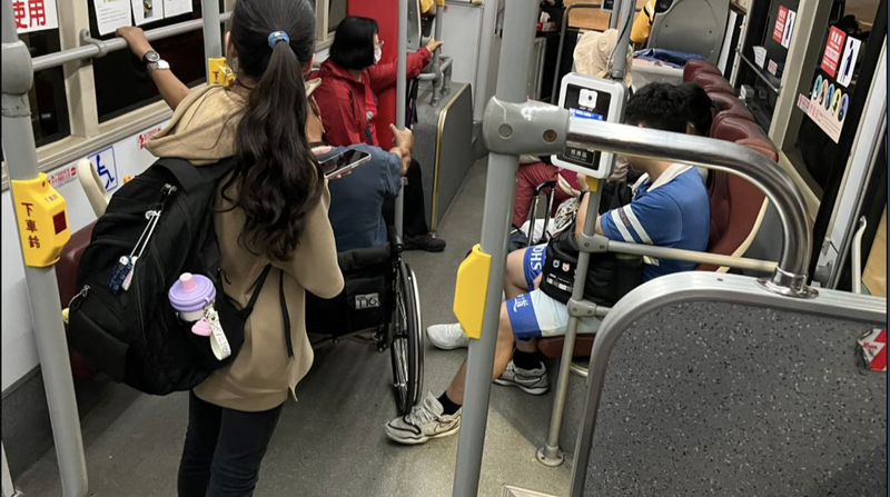 公車上默助搭輪椅老人　學生以腳當擋輪傳遞善意