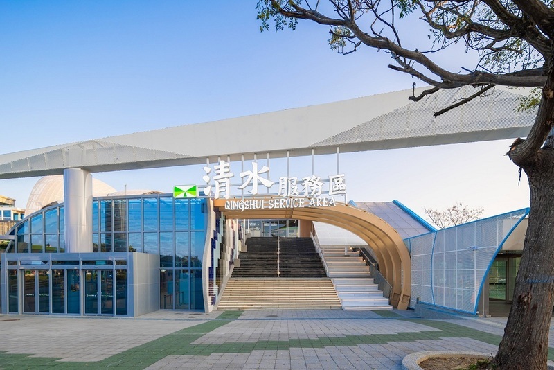 走出巷口搶「場域經濟」　超商雙雄拚商場化布局