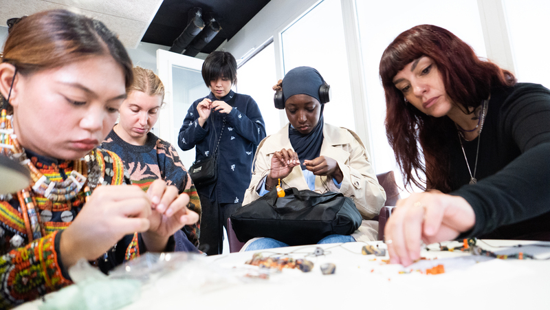 學串珠戴文化 巴黎女人為排灣族琉璃珠瘋狂