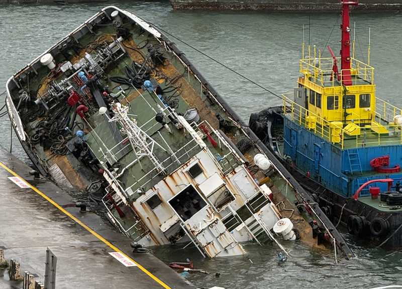 基隆港停航油駁船進水　船頭沉沒幸無重油