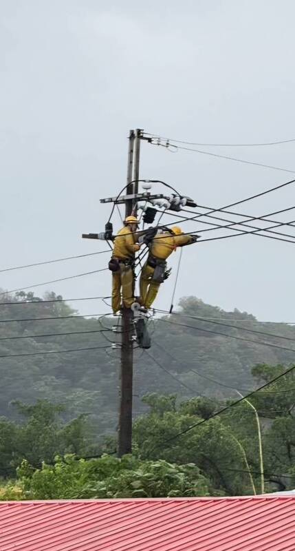 基隆驟雨逾3千戶停電　上午10時全數復電