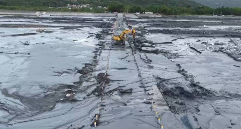 公路局：馬太鞍溪便道待清理積土　目標中午搶通