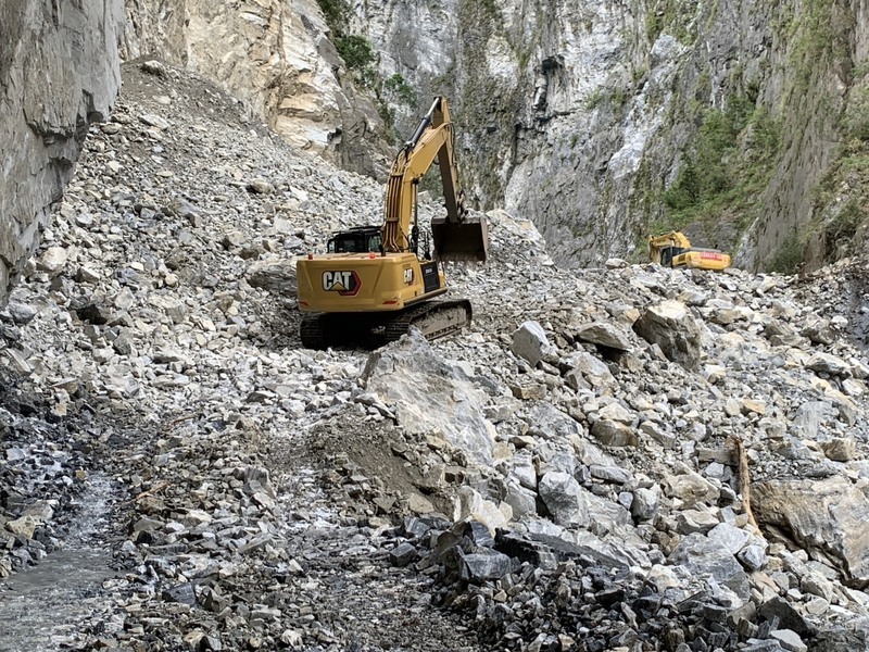 燕子口堰塞湖減災工程 施工便道推進到壩頂