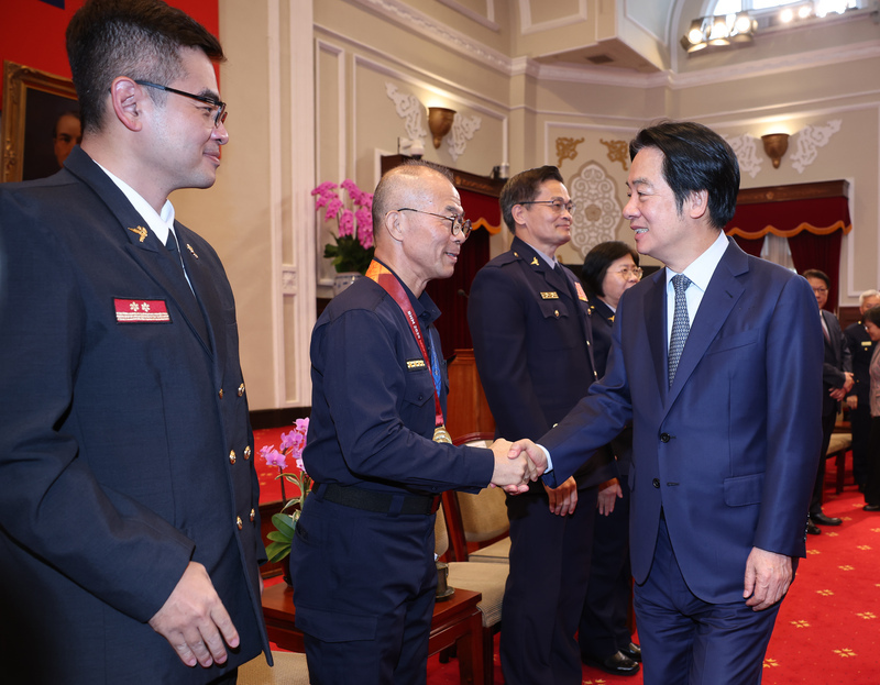 賴總統：警消都是英勇超人　國家引以為榮