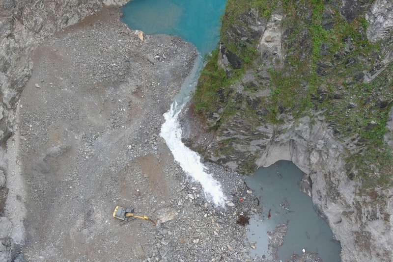 燕子口堰塞湖續降挖　大型挖土機進場增加通洪斷面