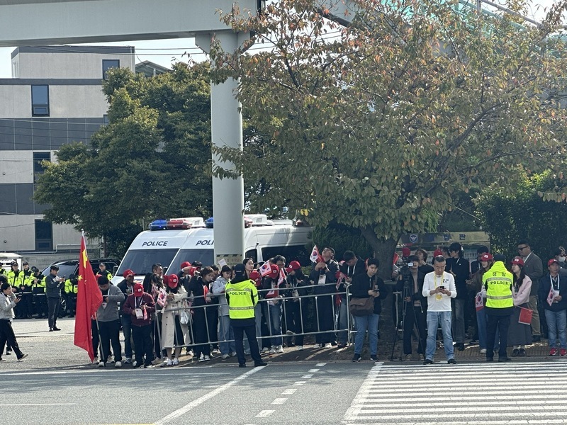 川習會場外　民眾憂韓國受兩大強國角力影響