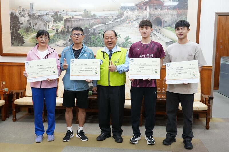 澎湖羽球隊再創佳績 縣長陳光復頒發獎金表揚