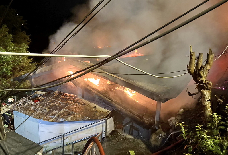 新北新店火警 4間鐵皮屋陷入火海、無人受困