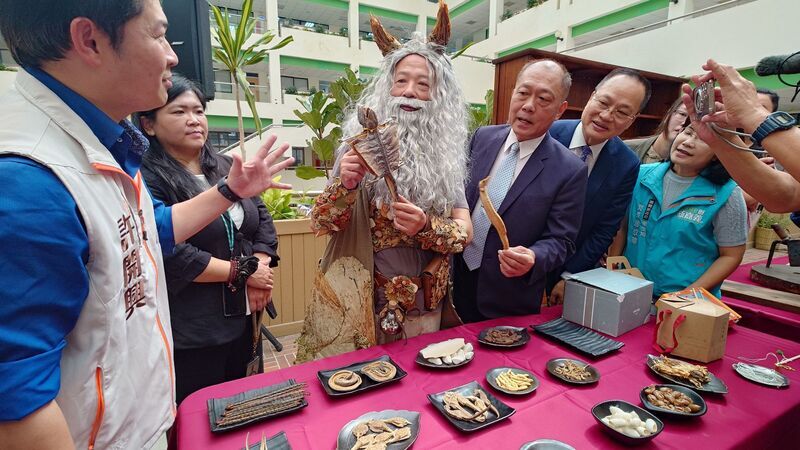 翁章梁赤腳扮神農氏 宣傳2025中藥本草文化節在嘉義