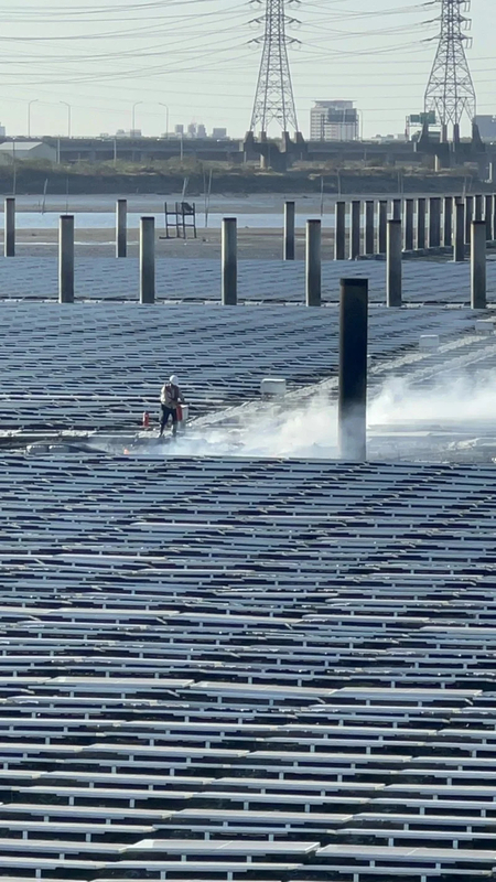 彰濱海上太陽能板冒濃煙　疑電纜短路2小時後撲滅