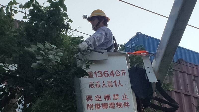 颱風鳳凰逼近 台電高雄區處整備應對強化巡檢
