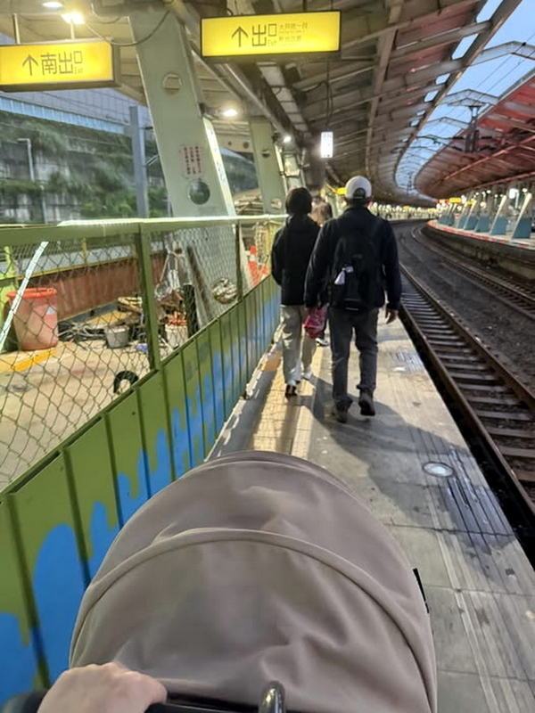 汐科站施工圍籬影響月台通行　台鐵：增人員引導