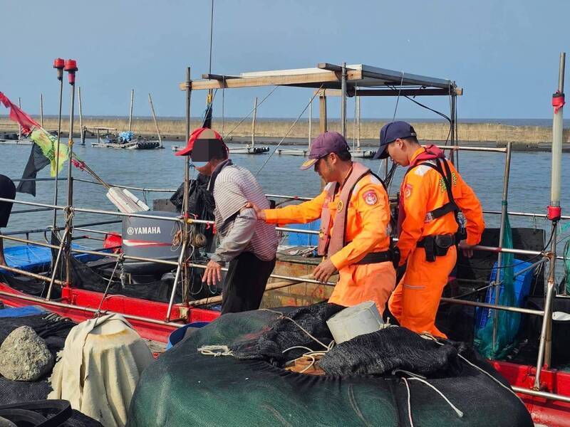 大浪打翻漁船　雲林海巡守望哨通報附近船救起漁民