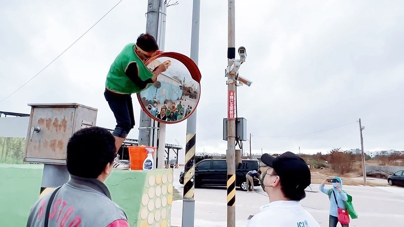 擦亮馬公市街道反光鏡　澎湖青商會讓用路更安全