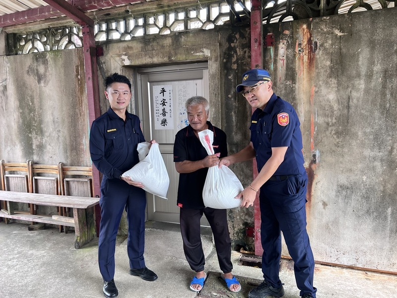 颱風鳯凰來襲　澎湖望安警消助82戶獨居長者防颱