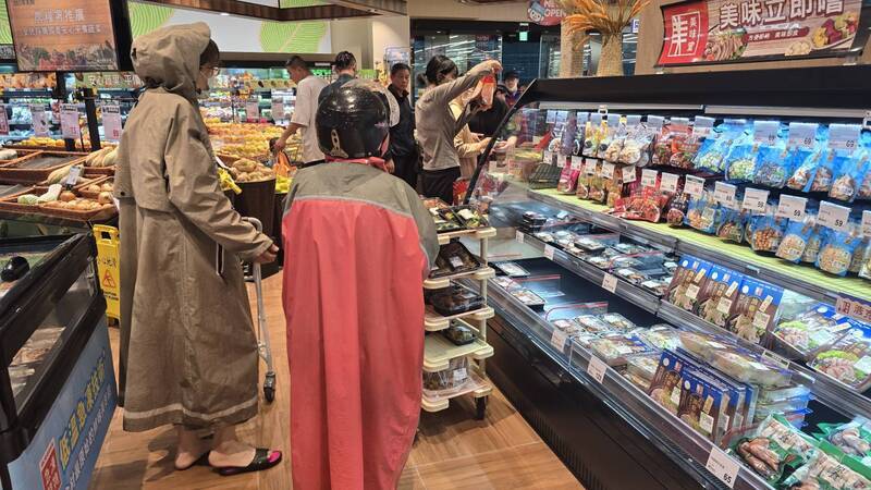 颱風鳳凰逼近　宜蘭民眾放假兩樣情