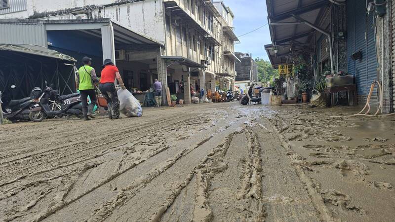 宜蘭蘇澳淹水消退　街道滿目瘡痍民眾整理家園