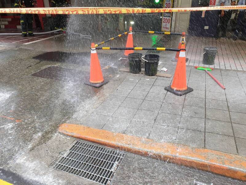 北市林森北路瓦斯管線遭挖破　消防警戒通報搶修