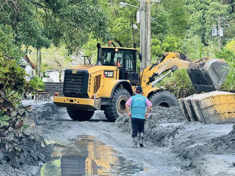 花蓮萬榮、鳳林啟動重機具道路清淤 周邊道路交管