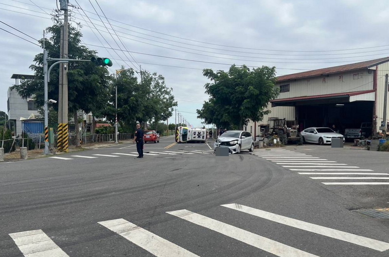 嘉縣救護車出勤途中被自小客撞翻　3人受傷送醫