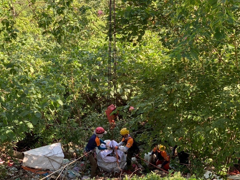 專業垂降隊助陣　台東首度淨山清運200包垃圾