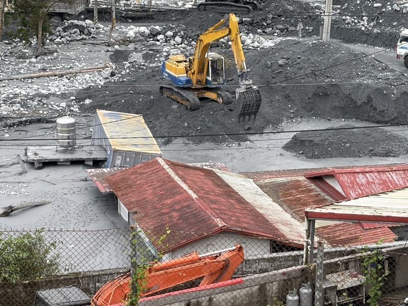 堰塞湖洪災後拚復原 萬榮明利村單日清淤2千噸