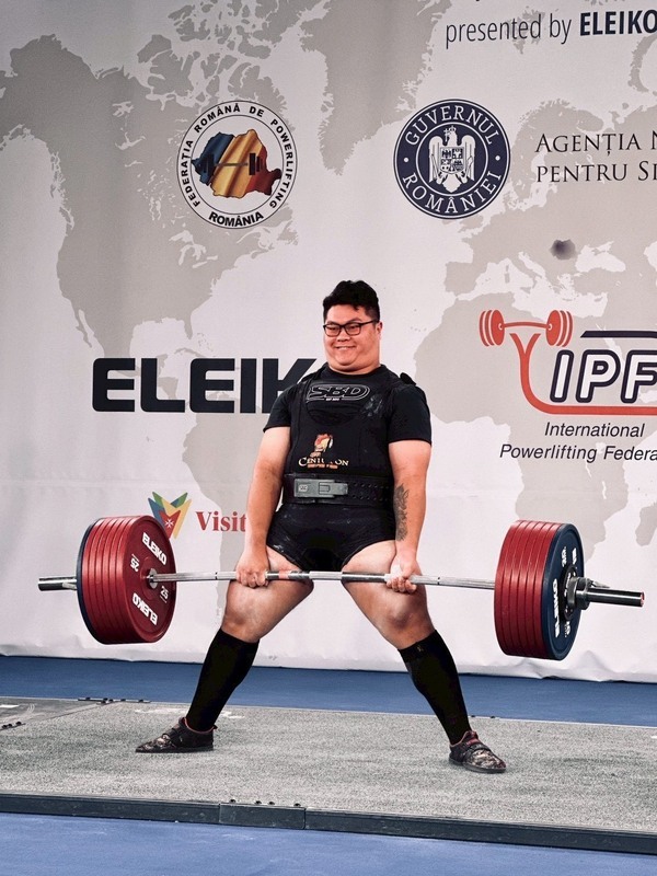 世界公開裝備健力錦標賽　大力士巫翊俅硬舉摘金