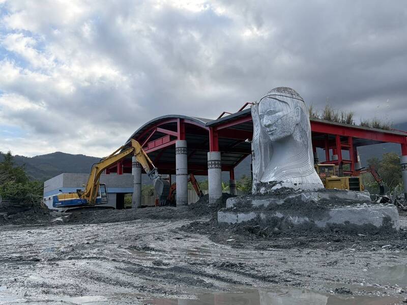 連2天清淤 萬榮明利部落「紋面阿嬤」雕像重見天日
