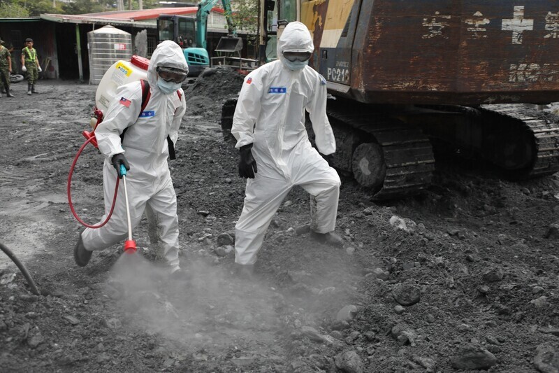 助花蓮洪災復原 國軍百人重型機具清淤、化學兵消毒