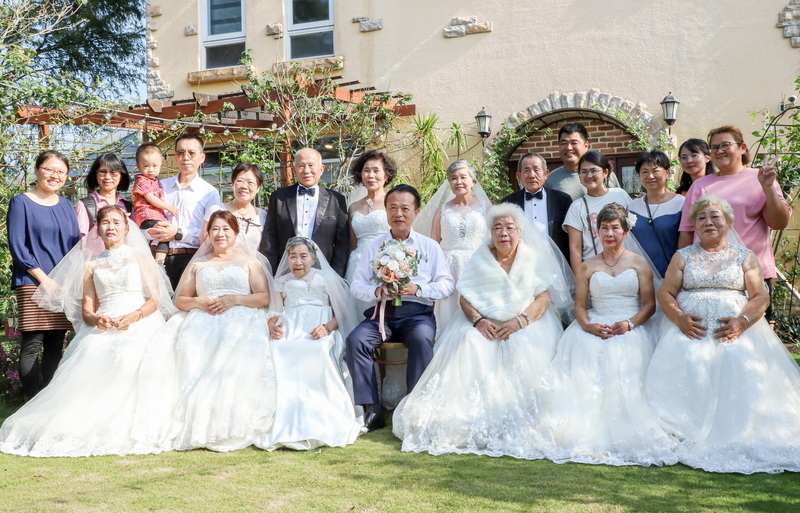 人生至少漂亮一次 嘉義東石蔦松社區長輩穿婚紗圓夢