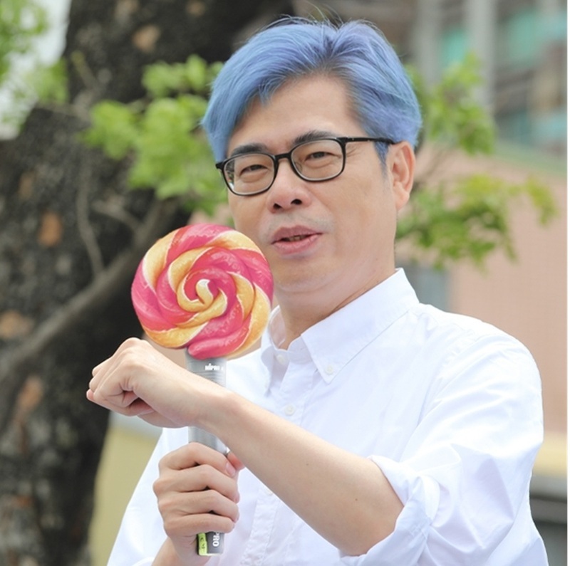 迎接TWICE到高雄 陳其邁社群帳號頭像換藍髮應援