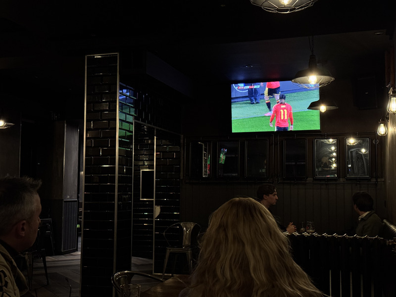 世足歐洲區資格賽比利時晉級 球迷酒吧徹夜狂歡