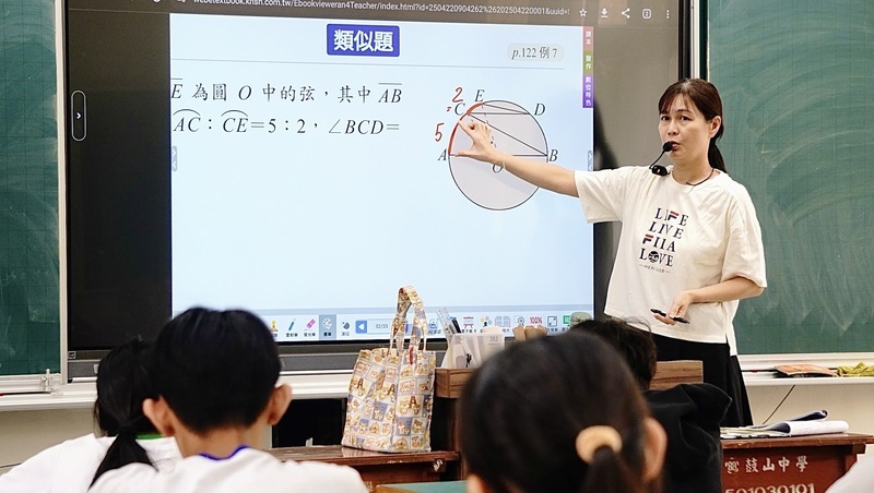 高雄投入4.5億元　打造5000間教室觸控螢幕