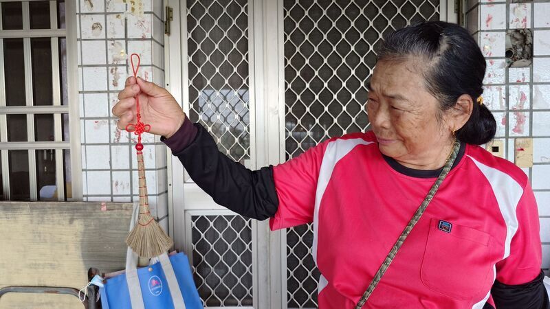 7旬許秋月製作槺榔掃帚半世紀　創新迷你版吊飾