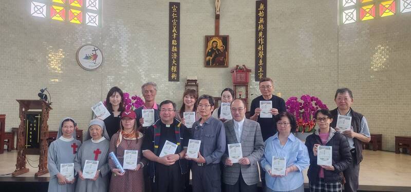 「朝聖．覺旅」從聖雅各到菊島 新書贈澎湖49中小學