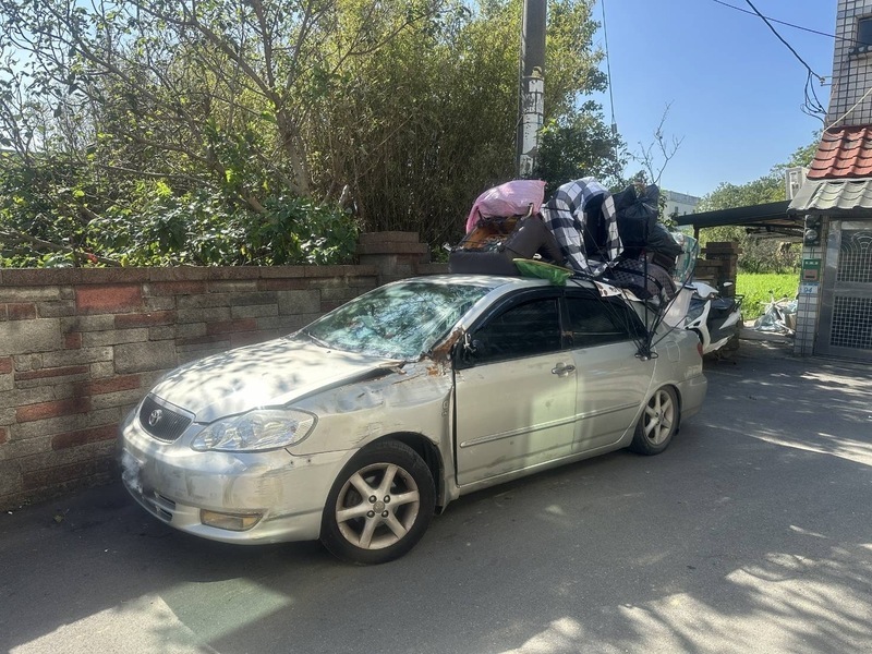 小客車頂綁滿雜物宛如移動城堡　桃園警開罰車主