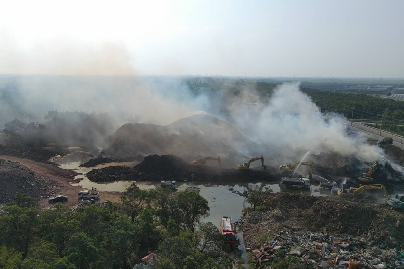 台南風災廢棄物暫置場續悶燒　消防員現場輪休救災