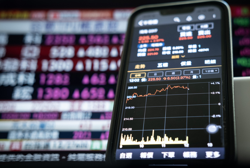 台股盤中漲逾400點　聯發科漲停軍工股齊飛