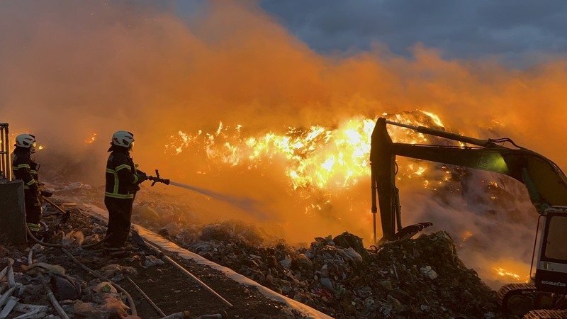 澎湖紅羅垃圾場凌晨大火 東北風吹惡臭煙霧瀰漫市郊