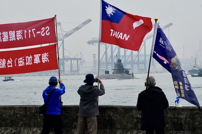 海鯤艦第5次浮航海測　軍事迷揮旗目送出海