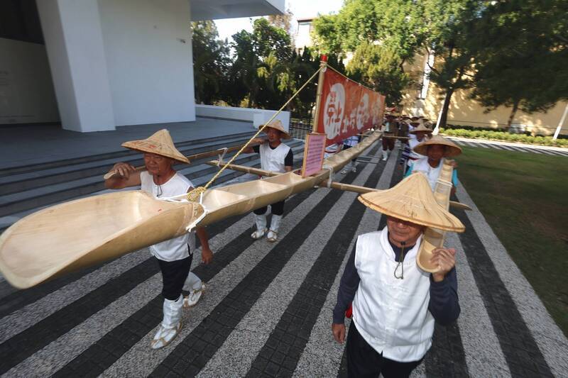 南投草屯稻草工藝文化節開幕　扁擔王申請金氏紀錄