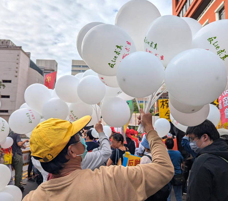 秋鬥百人上街　批逾兆元國防預算恐排擠教育社福