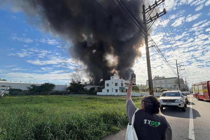 桃園地下工廠大火濃煙竄天　環保局最高併罰2千萬