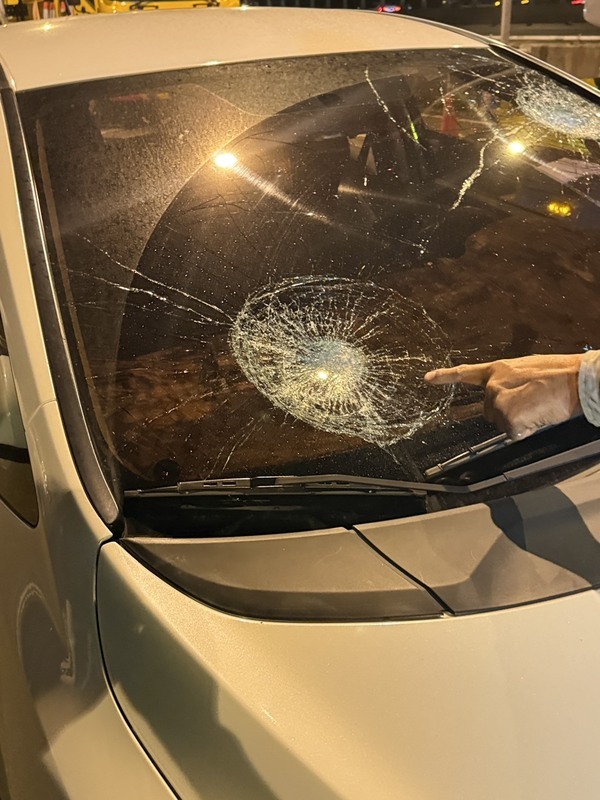 國1擦撞事故男失控拿榔頭追人砸車　遭警壓制逮捕