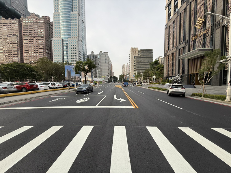 高雄中華五路、成功二路　翻新後增設左轉道