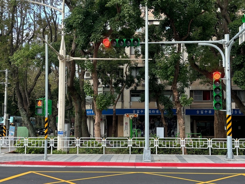 護欄裝人行道內側惹議　北市新工處：與地方共識